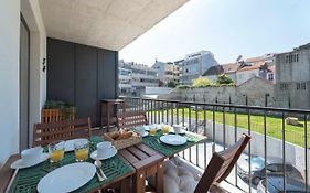 Lovelystay - Downtown Balcony Apartment With Free Parking